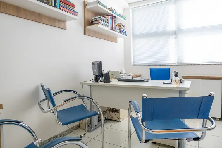 Recepção contemporânea da Clínica Roberto Azambuja