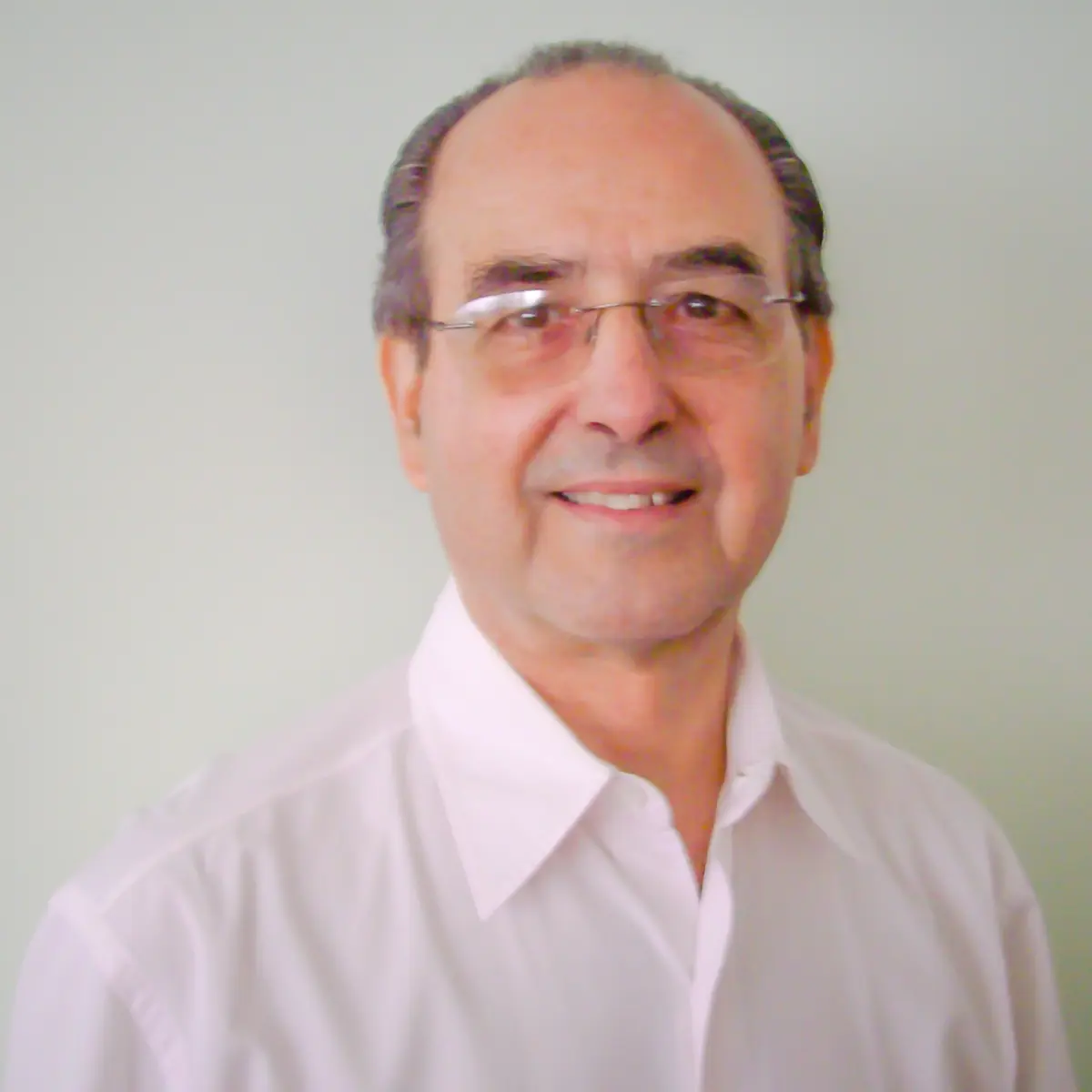 Dr. Roberto Doglia Azambuja, médico dermatologista em Brasília